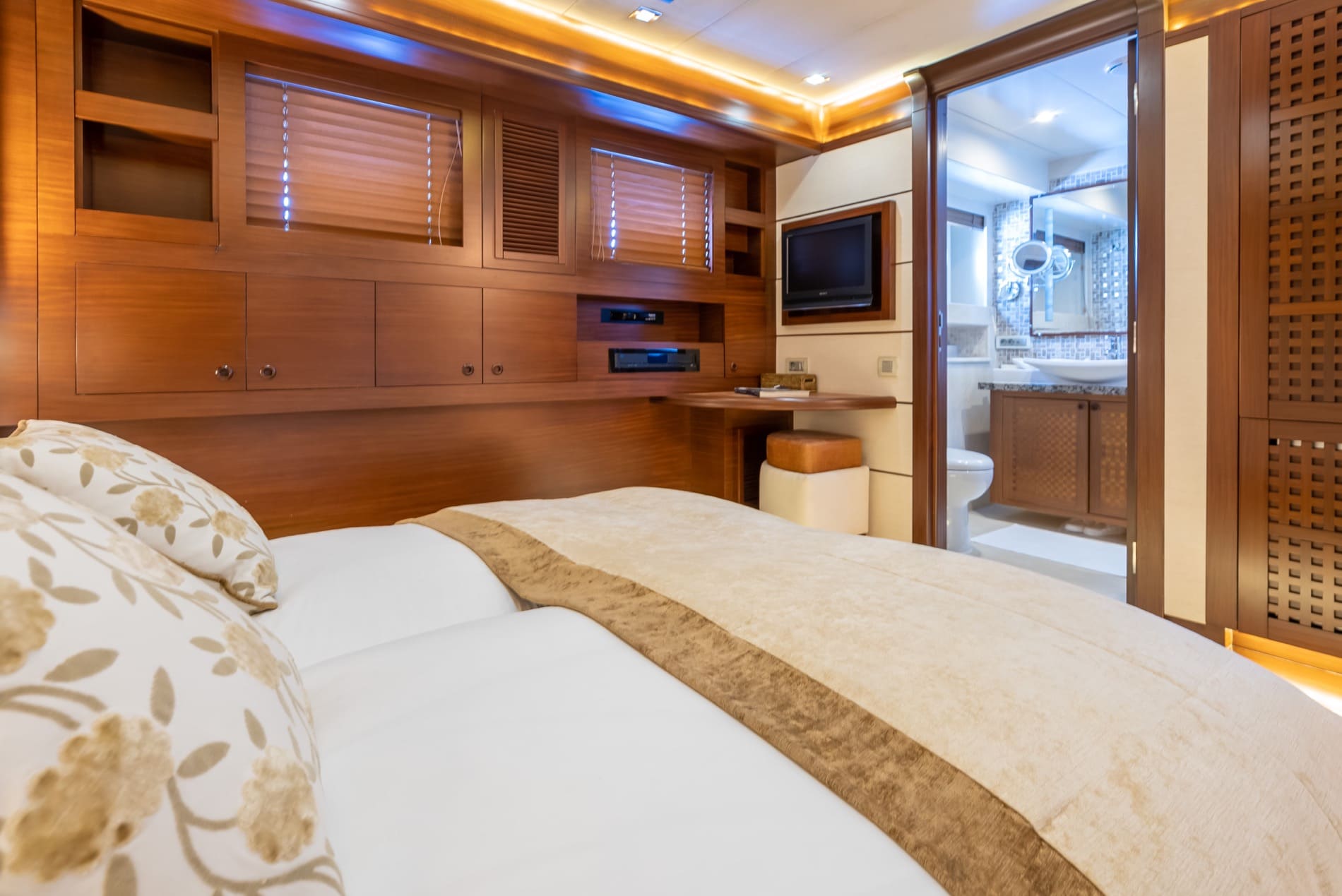 Daima Luxurious motorsailer for Charter