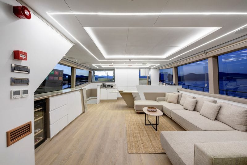 Salon and fully equipped modern kitchen