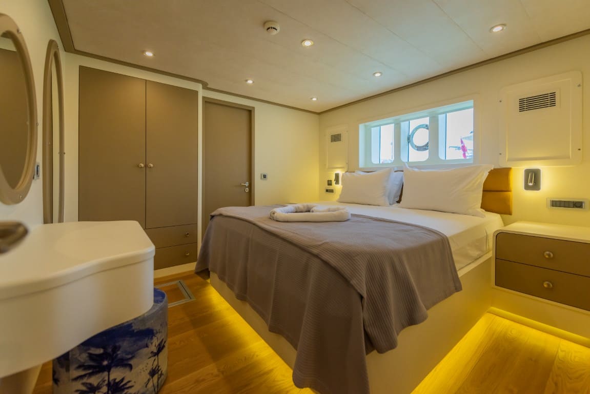 Lycian Dream yacht luxury master cabin