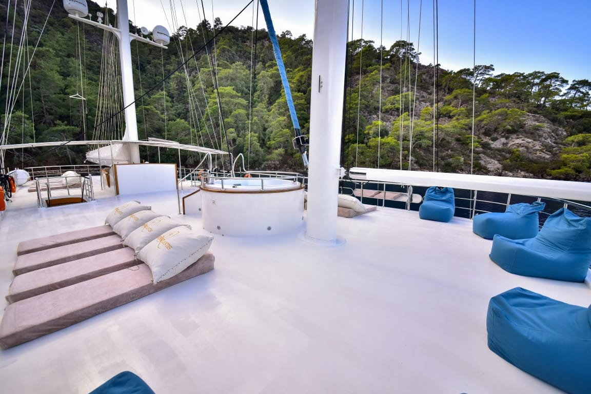 Queen Atlantis Charter Price