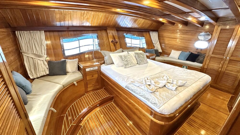 Parss Yacht Charter Price