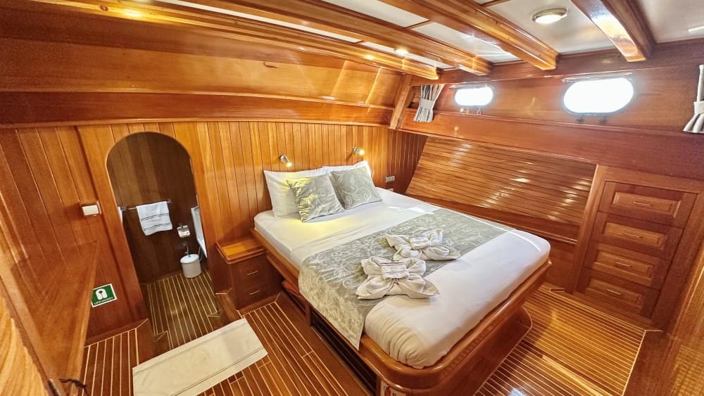 Parss Yacht Charter Price