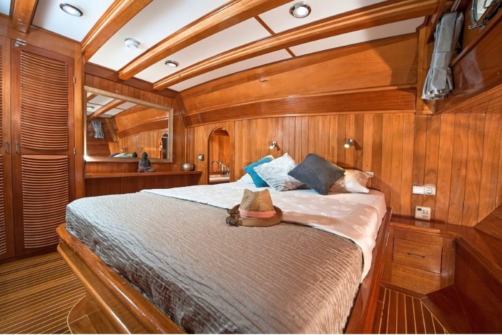 Parss Yacht Charter Price