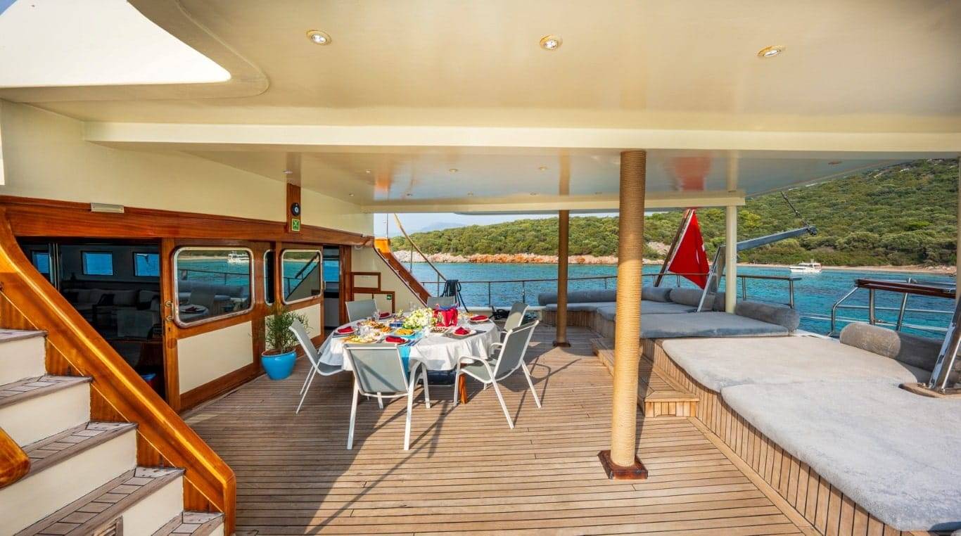 Elara 1 charter yacht