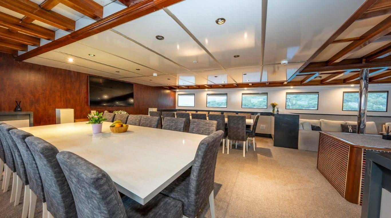 Elara 1 charter yacht