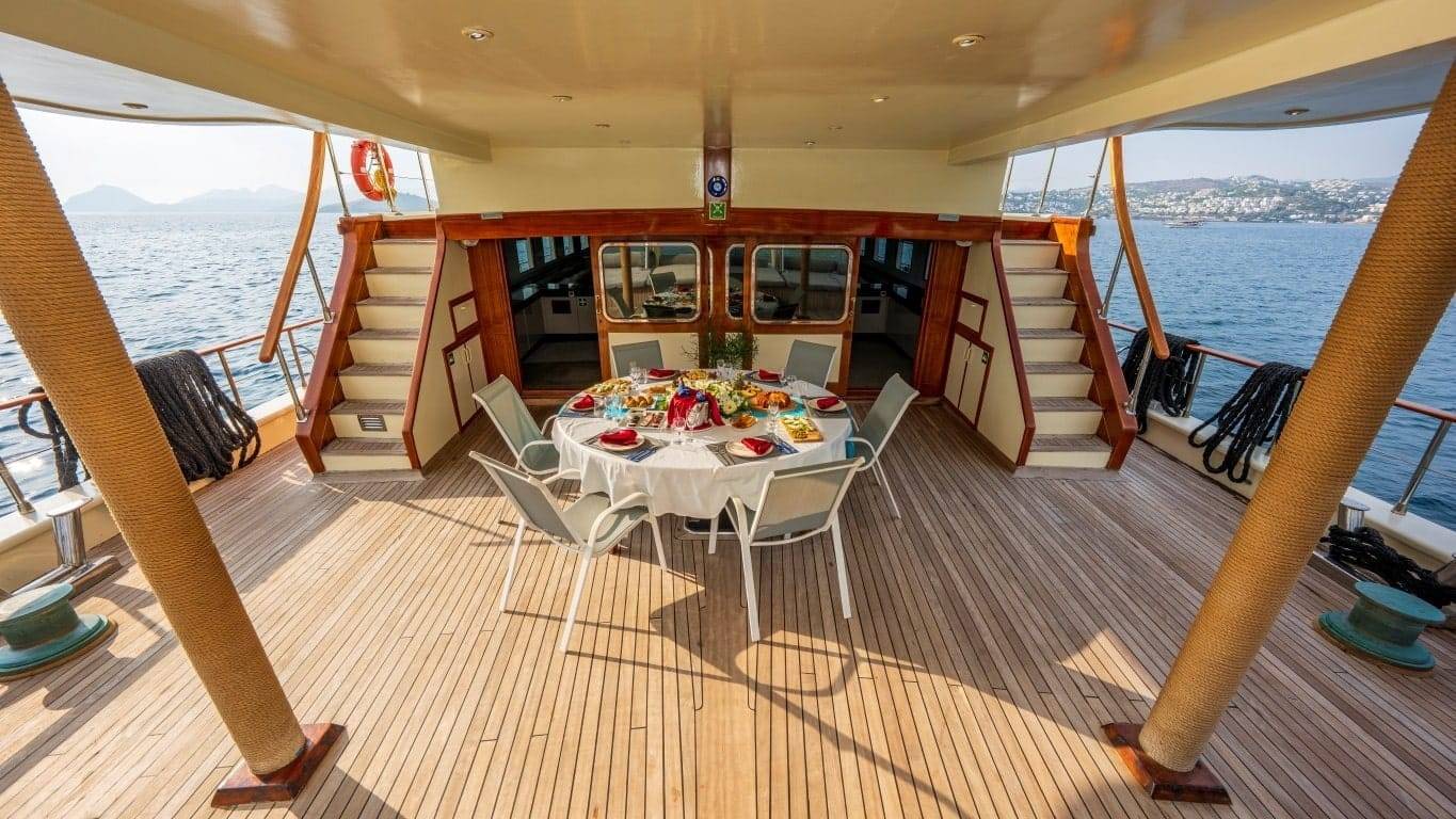 Elara 1 charter yacht