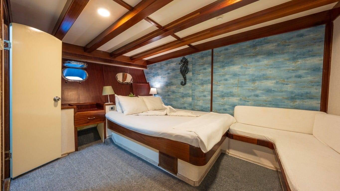 Elara 1 charter yacht