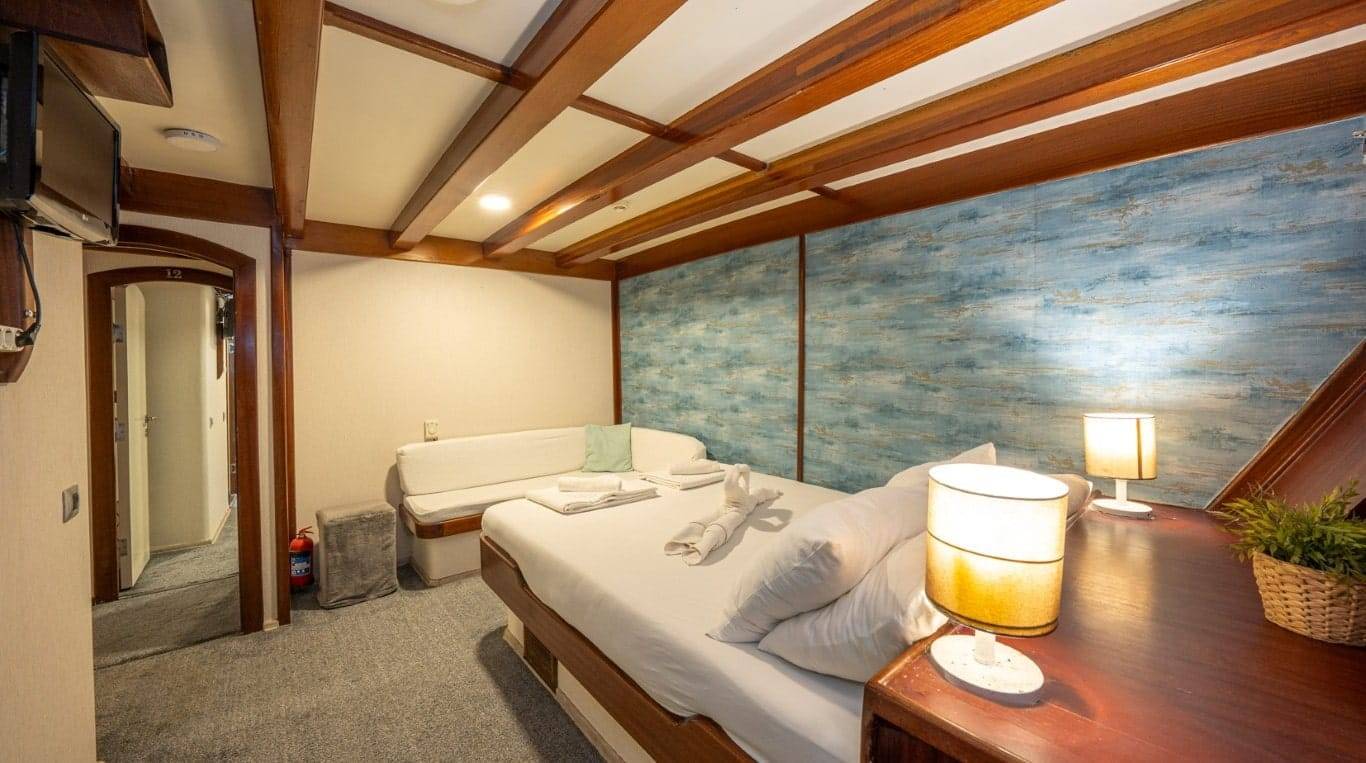 Elara 1 charter yacht