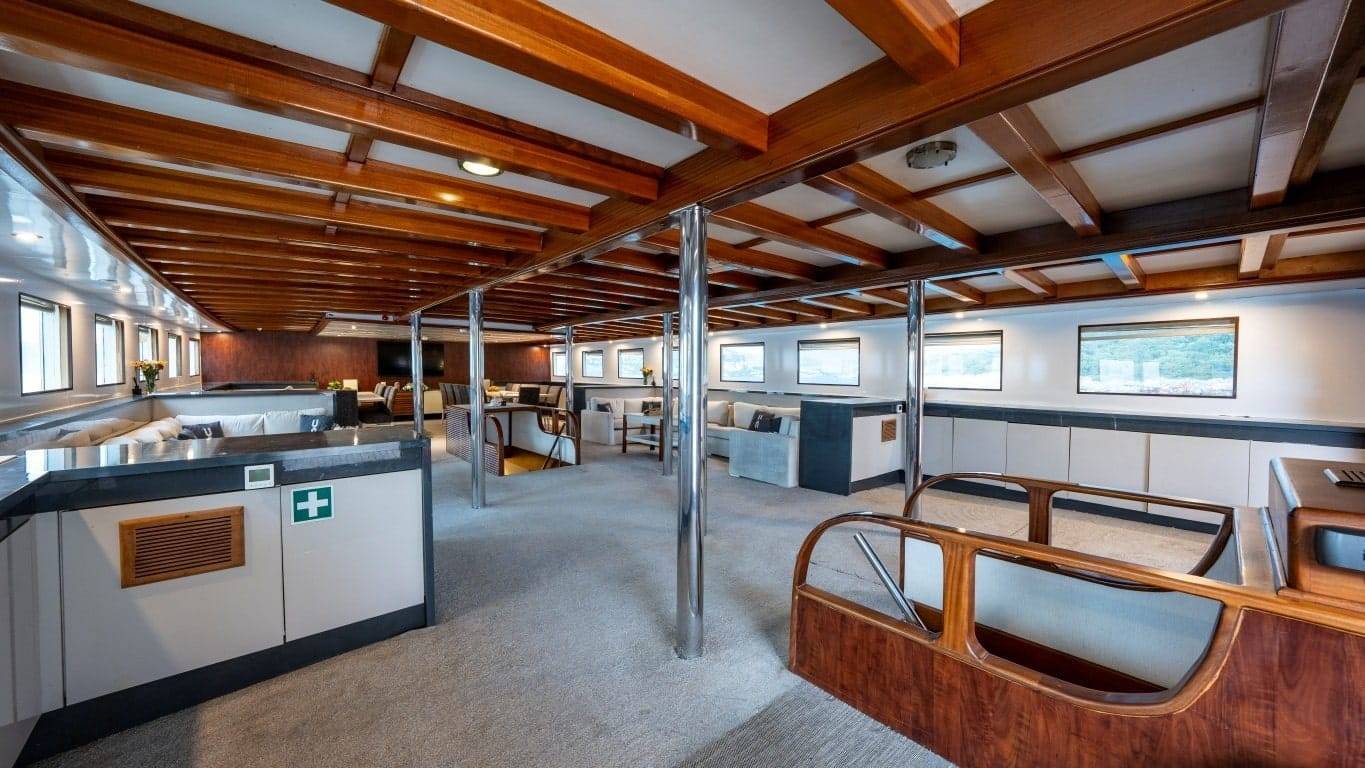 Elara 1 charter yacht