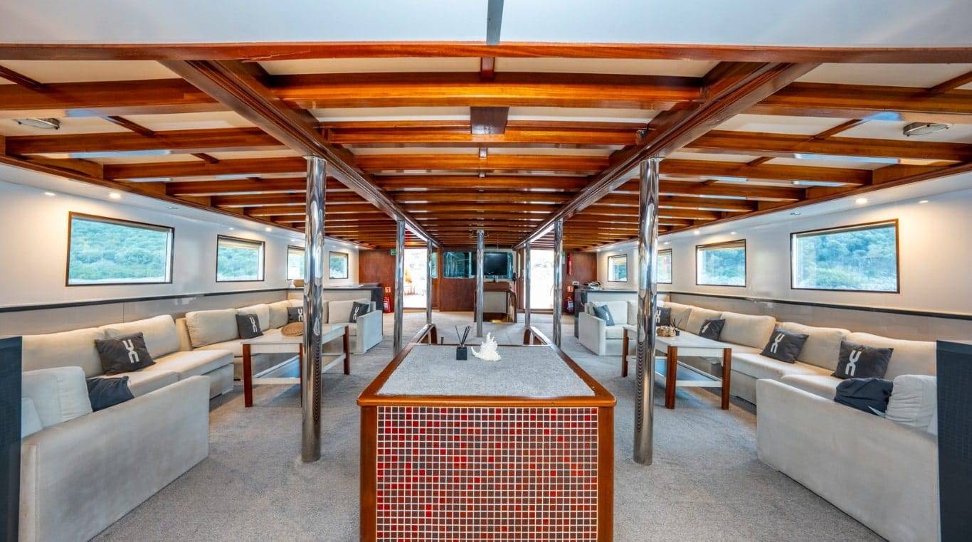 Elara 1 charter yacht